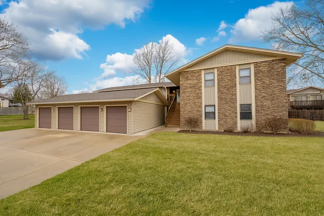 $200,000 | 5850 Fresno Court, Unit A, Hanover Park, IL 60133