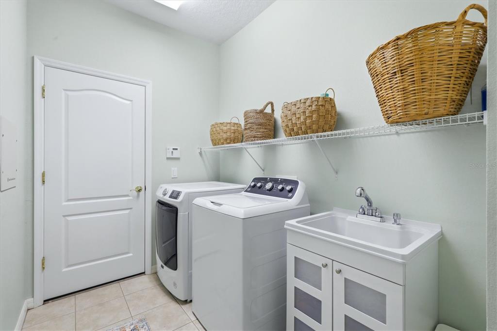 428 Snapdragon Loop Bradenton, FL 34212 - Photo 24 of 33 a utility room with dryer and washer