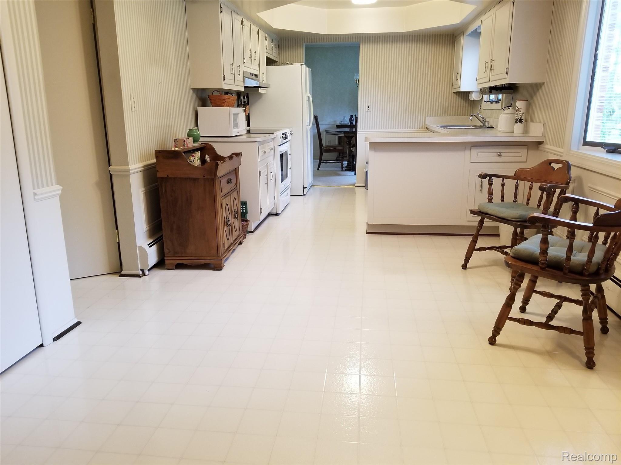 16146 Riverside Drive Livonia, MI 48154 - Photo 9 of 26 EATING SPACE