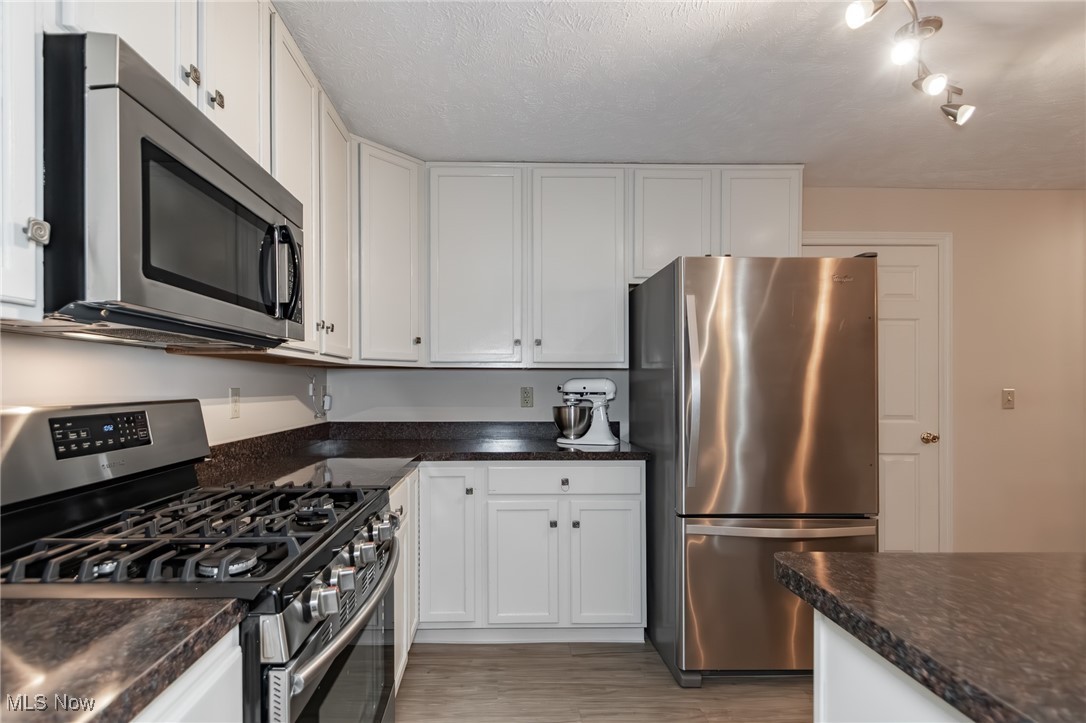9820 Old Johnnycake Ridge Road Mentor, OH 44060 - Photo 11 of 23 Stainless steel appliances