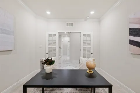 en empty room with ceiling fan and window