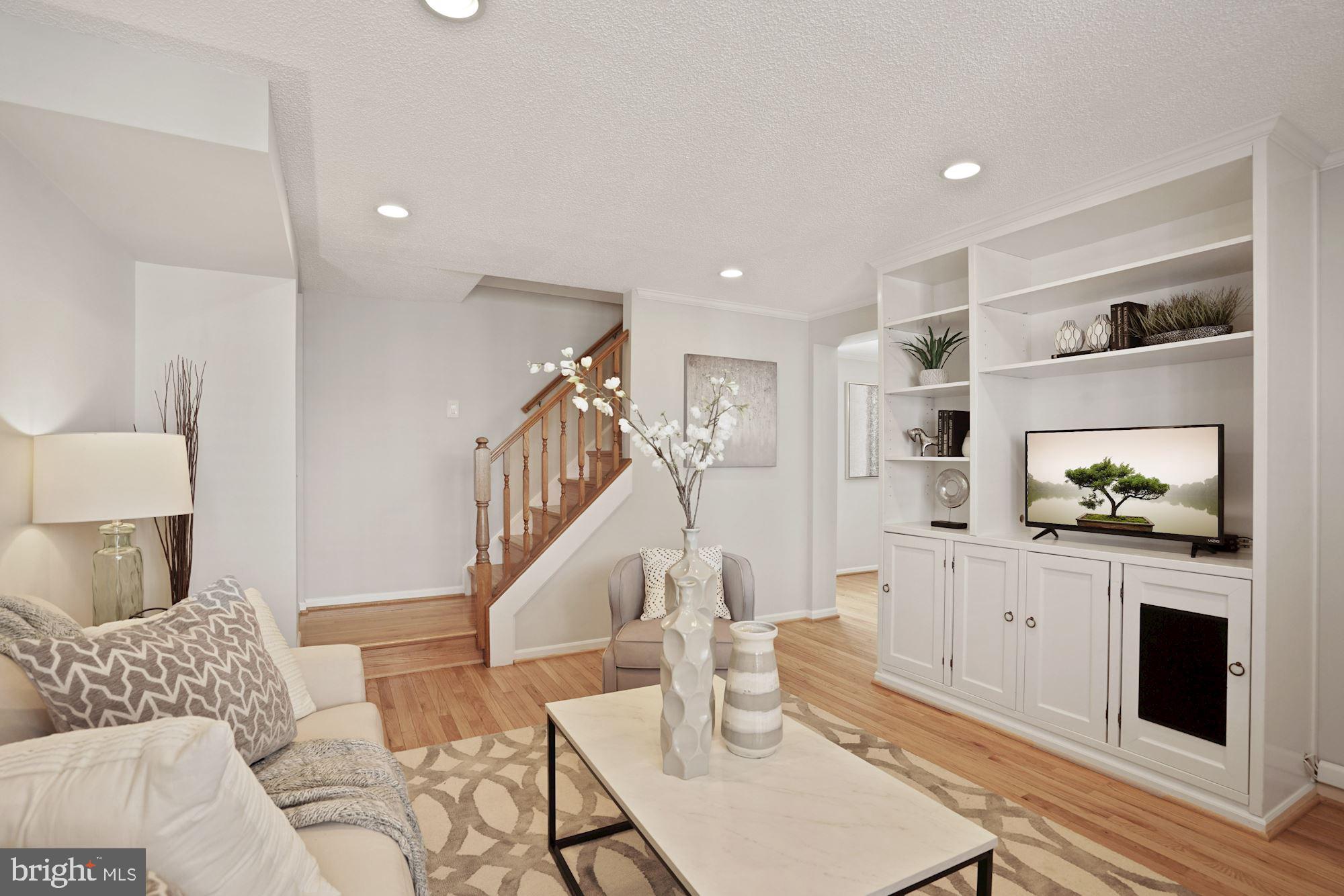 132 East Glebe Road Alexandria, VA 22305 - Photo 4 of 32 Living room with built-ins