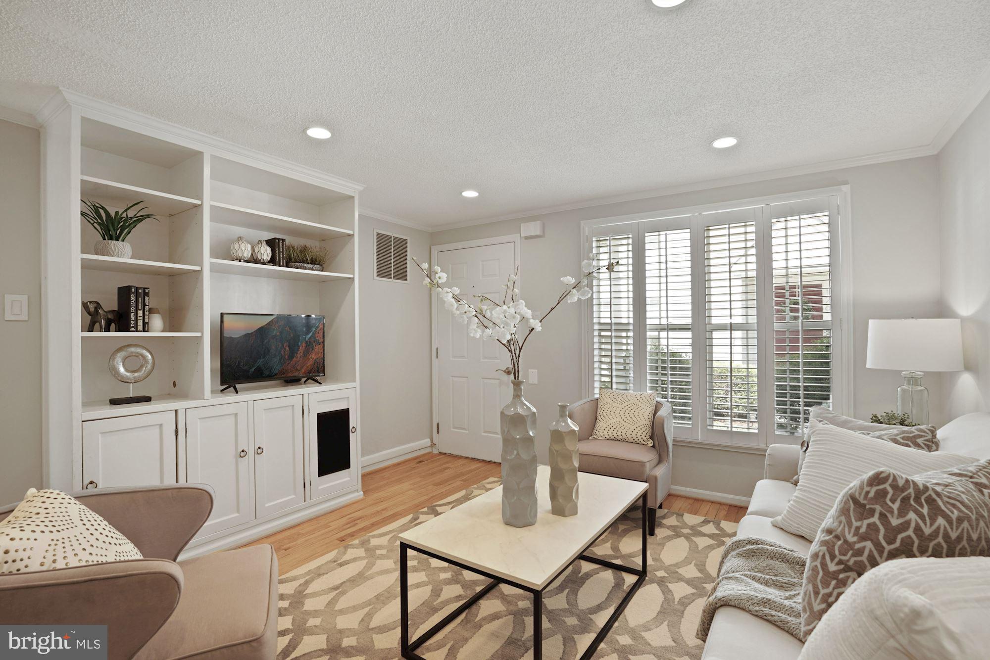 132 East Glebe Road Alexandria, VA 22305 - Photo 5 of 32 Living room with built-ins