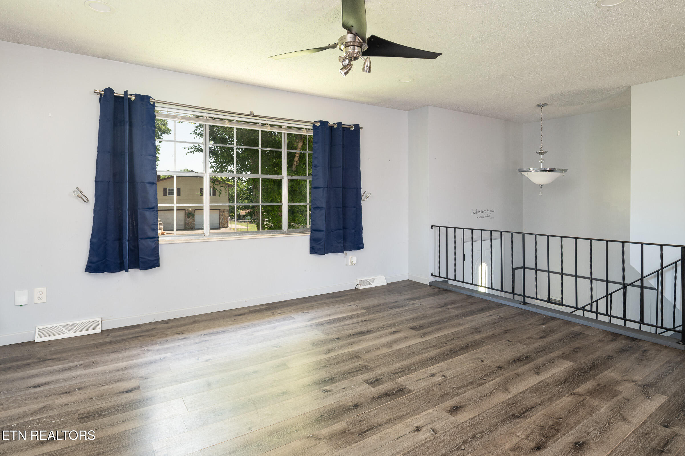 415 Pearl Road Seymour, TN 37865 - Photo 2 of 20 Living Room Entry
