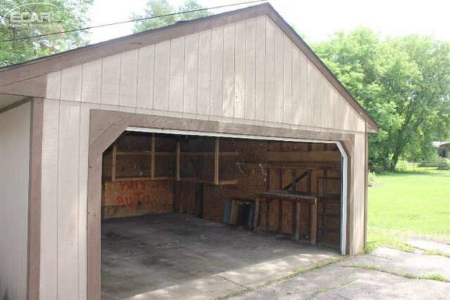 1033 Howe Road Burton, MI 48509 - Photo 21 of 26 20449902-20.JPG