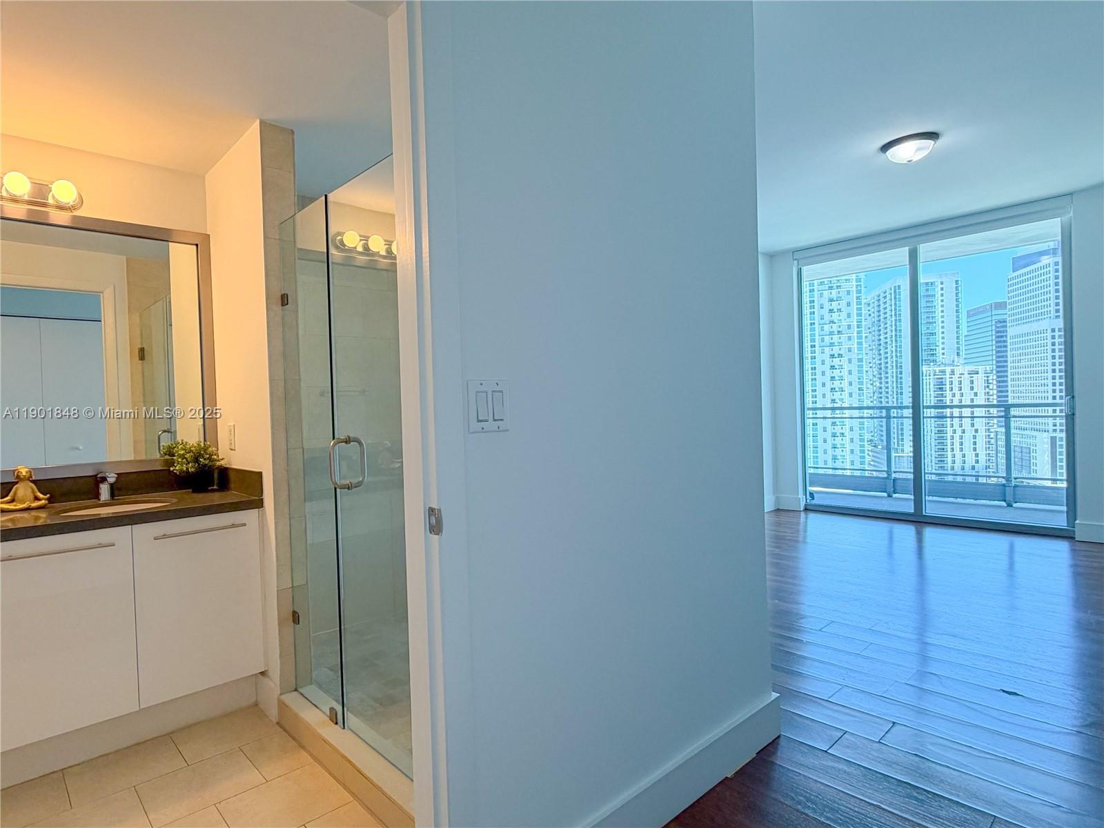 90 Southwest 3rd Street, Unit 2401 Miami, FL 33130 - Photo 25 of 68 Master Bathroom