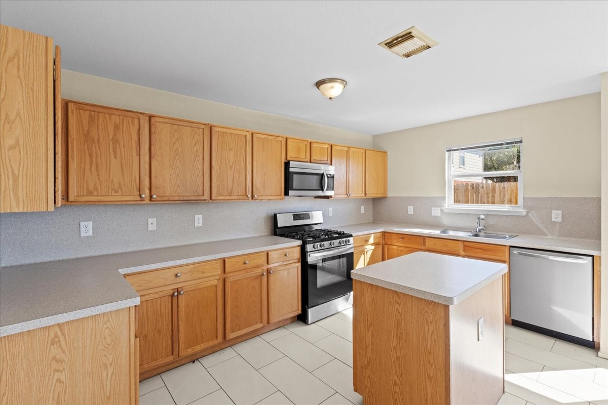 5702 Roehampton Court Houston, TX 77084 - Photo 5 of 32