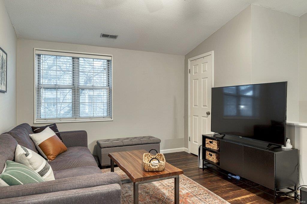 9106 Eager Road St. Louis, MO 63144 - Photo 3 of 18 Gallery Image 3