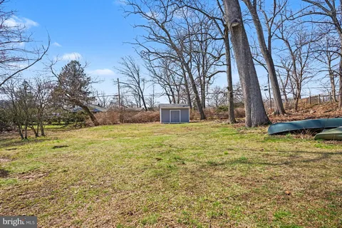 a view of backyard of the house