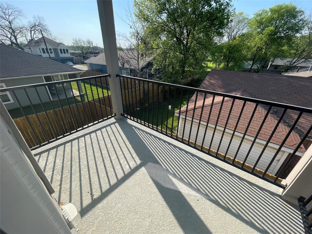 3535 Spring Avenue Dallas, TX 75210 - Photo 7 of 19 Balcony with a residential view