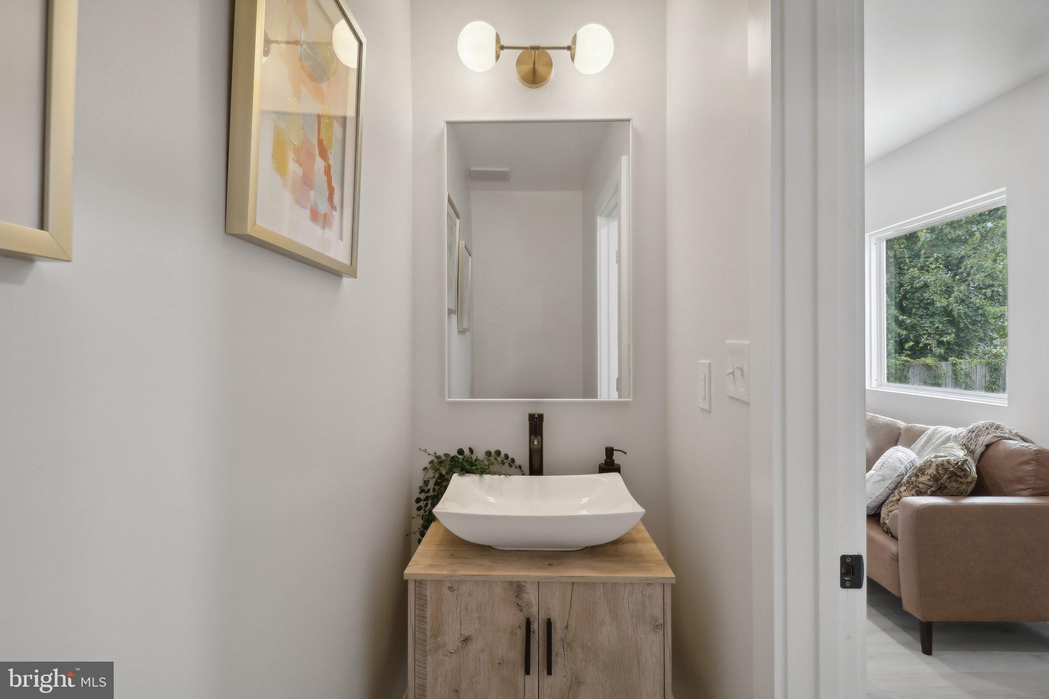 639 Columbia Road Northwest Washington, DC 20001 - Photo 24 of 51 Powder room