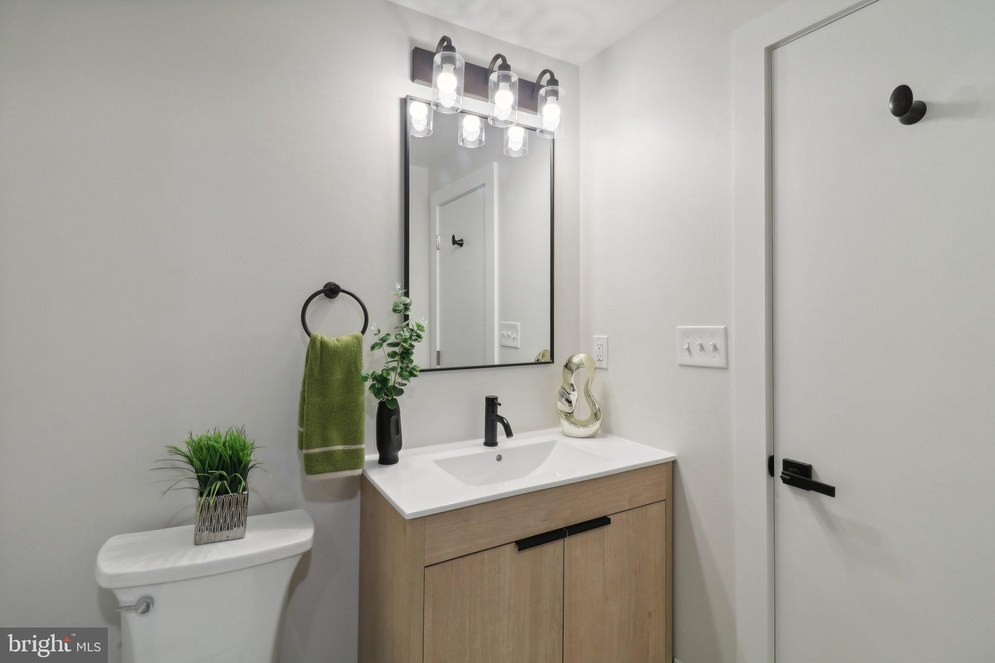 639 Columbia Road Northwest Washington, DC 20001 - Photo 30 of 51 Bathroom #2