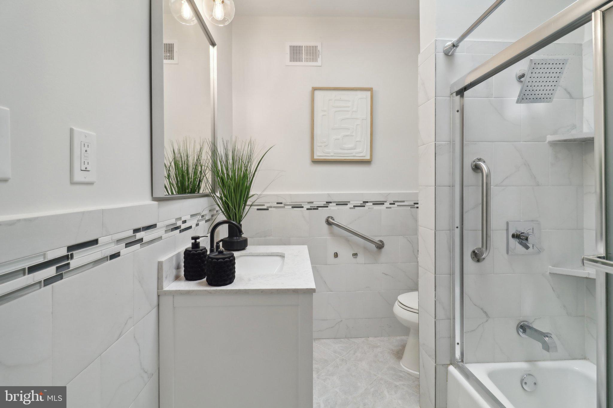 639 Columbia Road Northwest Washington, DC 20001 - Photo 35 of 51 Bathroom #1