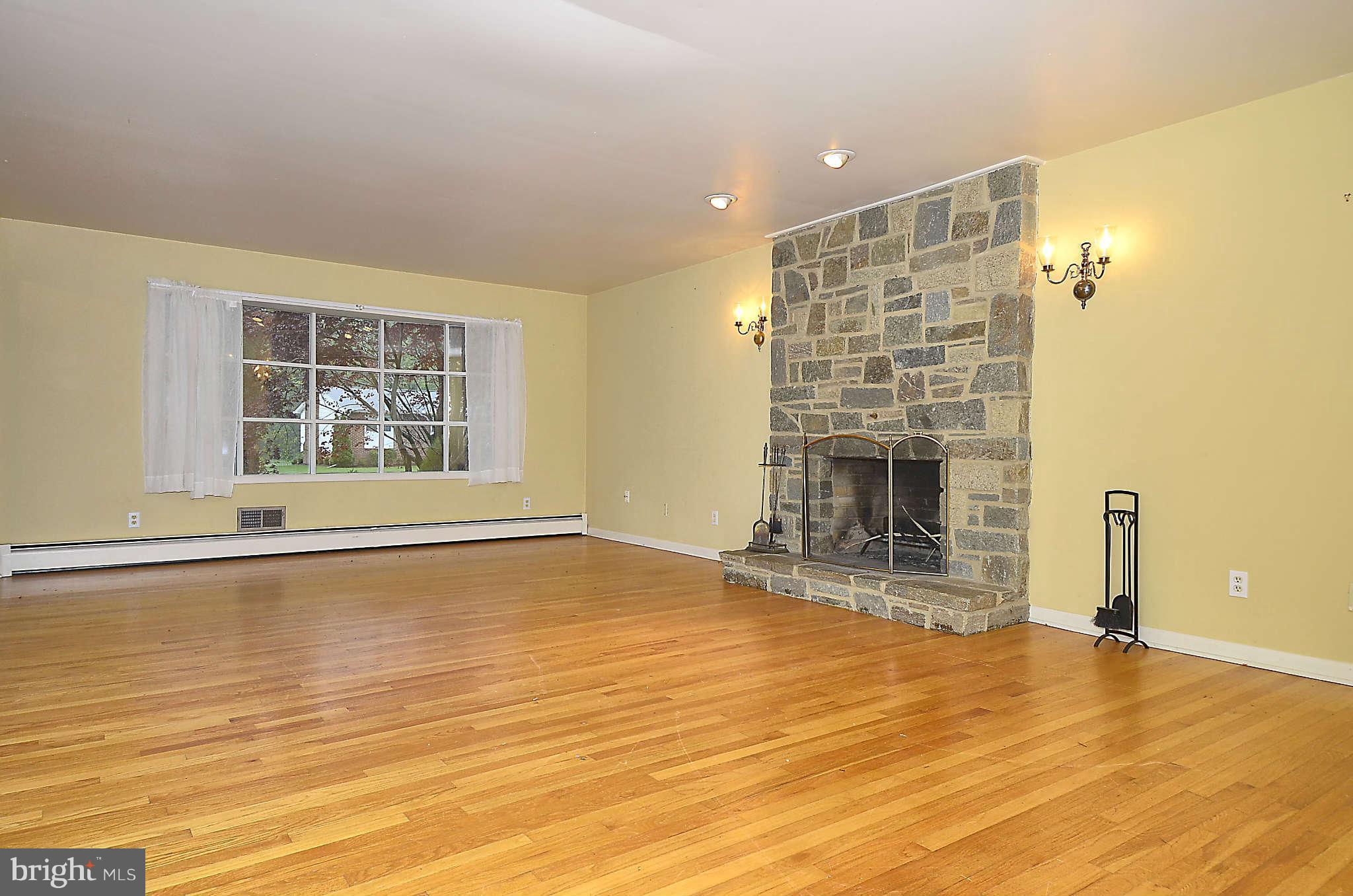 114 Claiborne Road Edgewater, MD 21037 - Photo 3 of 26 Living Room