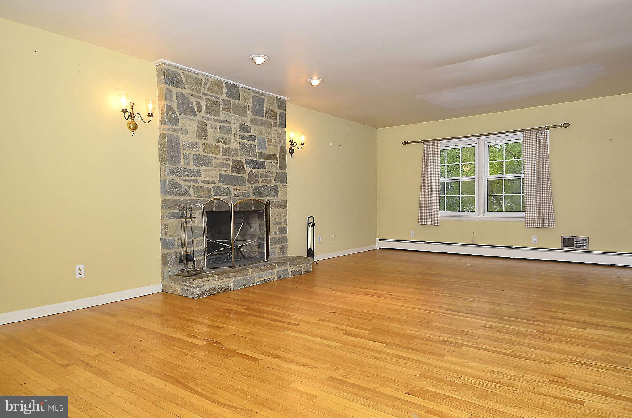 114 Claiborne Road Edgewater, MD 21037 - Photo 4 of 26 Living Room