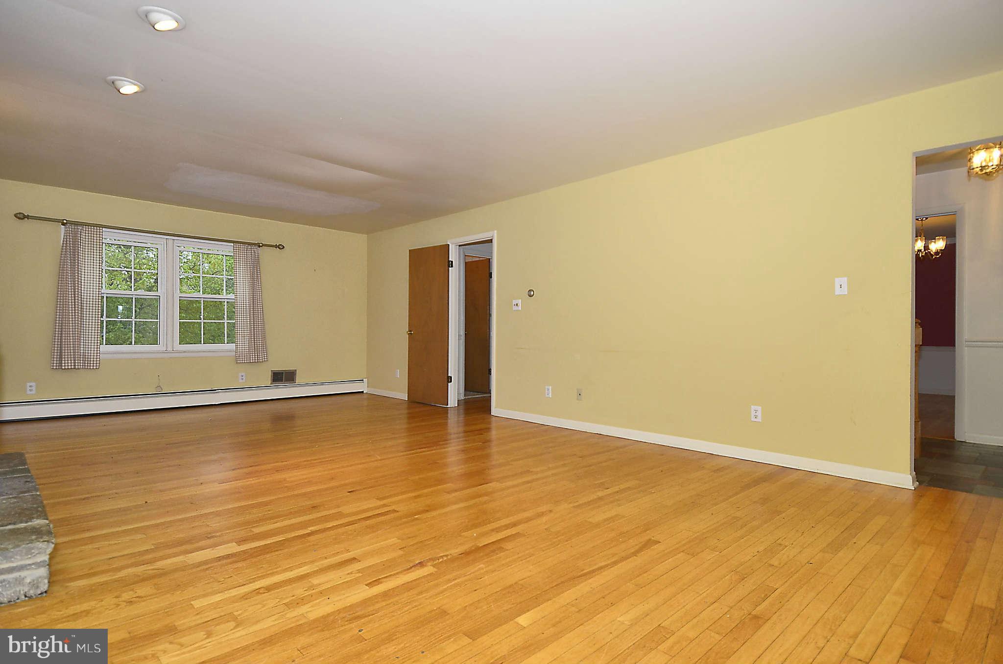 114 Claiborne Road Edgewater, MD 21037 - Photo 5 of 26 Living Room