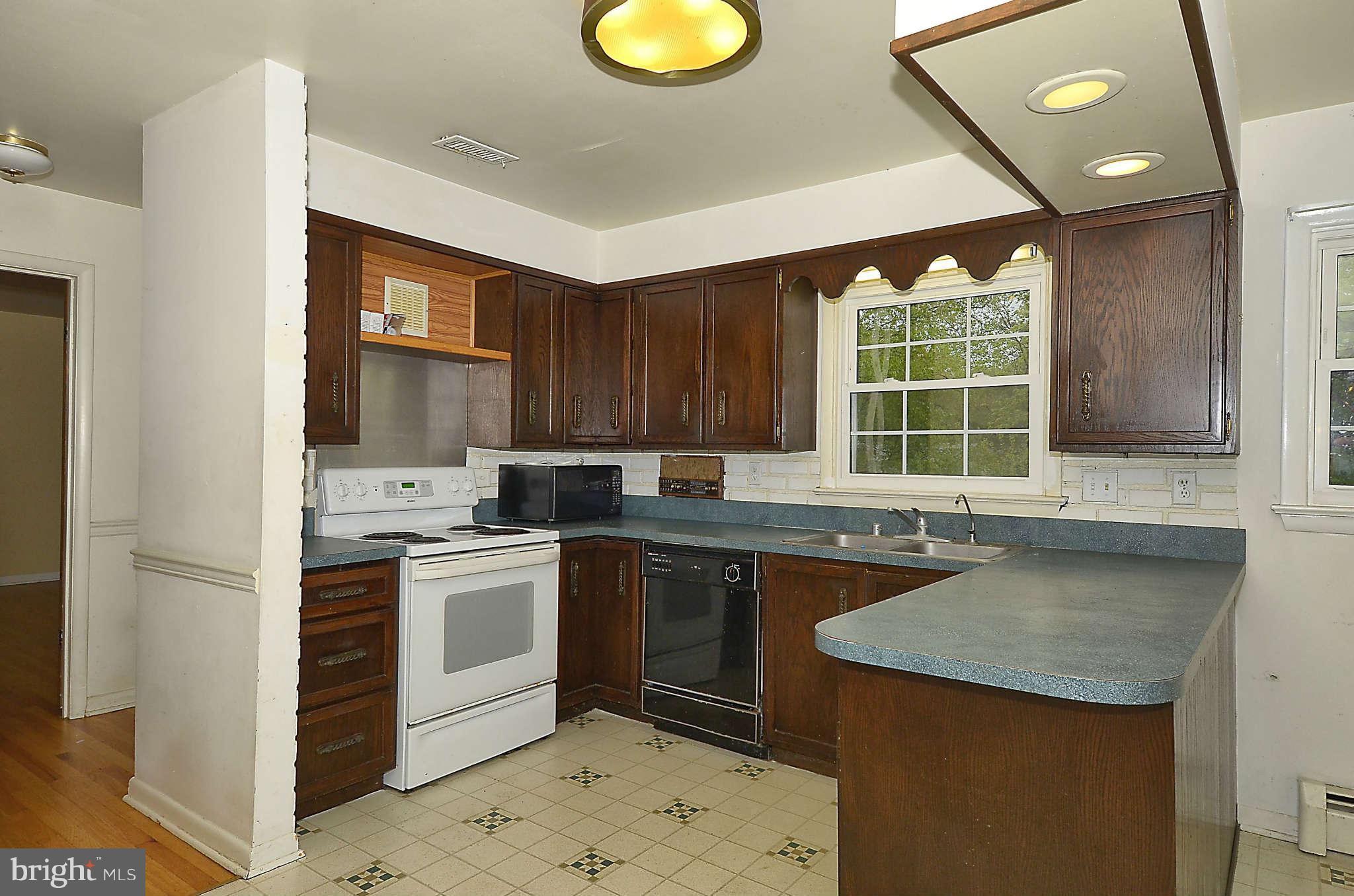 114 Claiborne Road Edgewater, MD 21037 - Photo 8 of 26 Kitchen