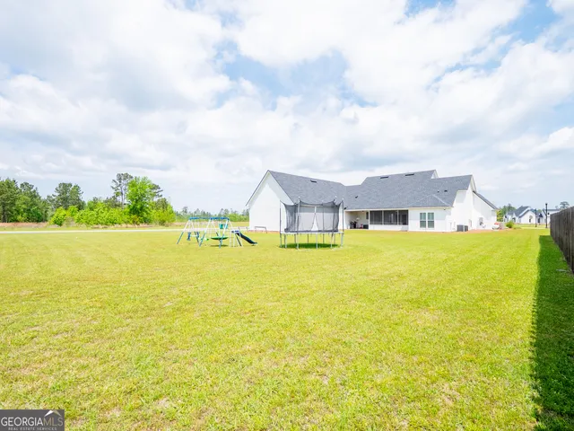 a picture of city view with lake view