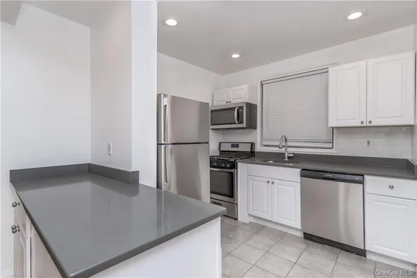$2,695 | 140 East Hartsdale Avenue, Unit 1G, Hartsdale, NY 10530