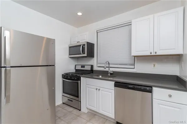 $2,695 | 140 East Hartsdale Avenue, Unit 1G, Hartsdale, NY 10530