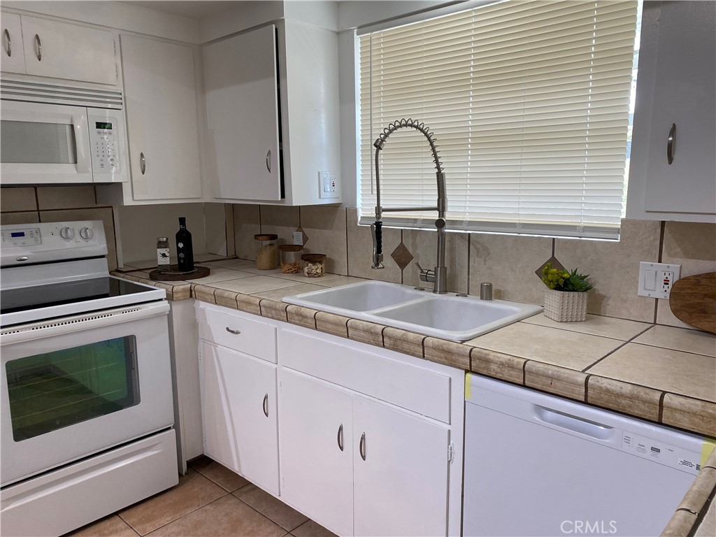 54858 Martinez Trail Yucca Valley, CA 92284 - Photo 14 of 33