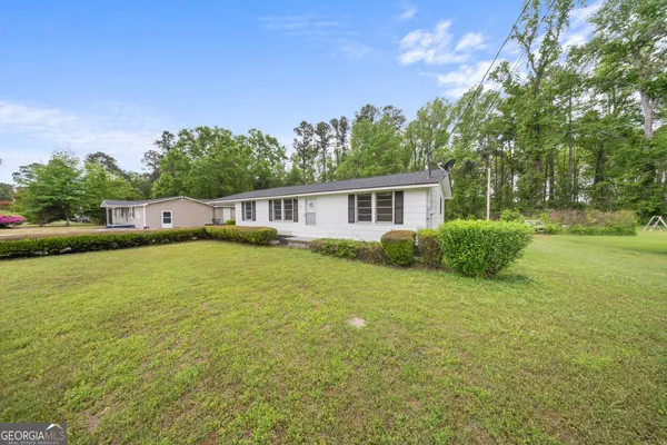 a view of a house with a yard