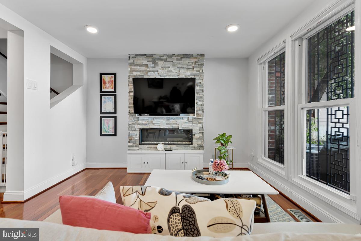 1119 Harvard Street Northwest, Unit R Washington, DC 20009 - Photo 3 of 16 Living Room