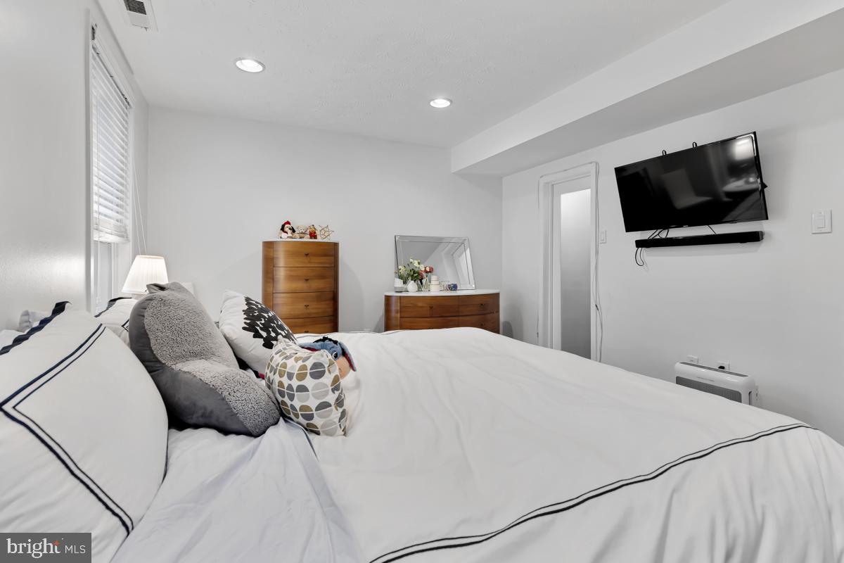 1119 Harvard Street Northwest, Unit R Washington, DC 20009 - Photo 8 of 16 Primary Bedroom