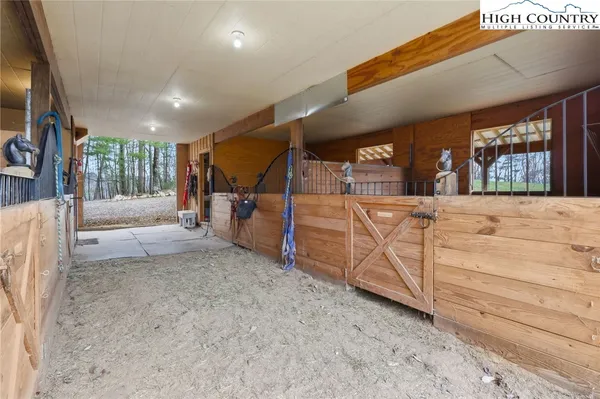 $895,000 | 130 Hawkbill Road, Ferguson, NC 28624