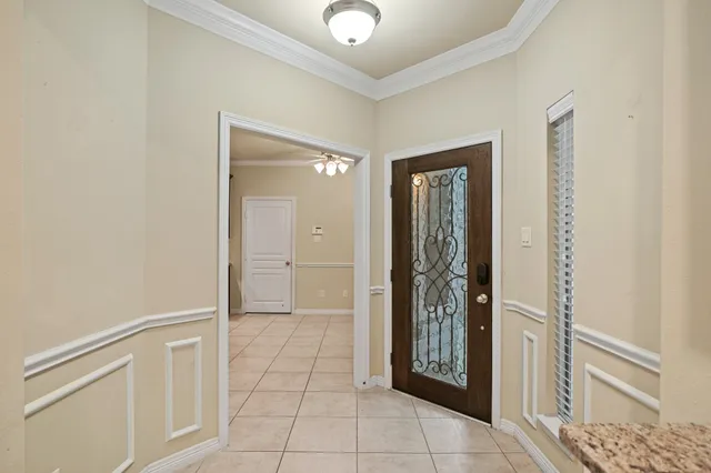 a view of an entryway with a livingroom