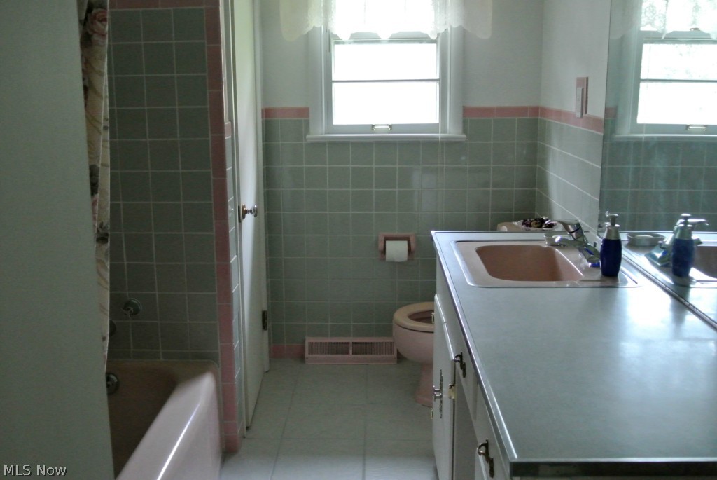8 Overlook Road Bentleyville, OH 44022 - Photo 13 of 14 Hall bath