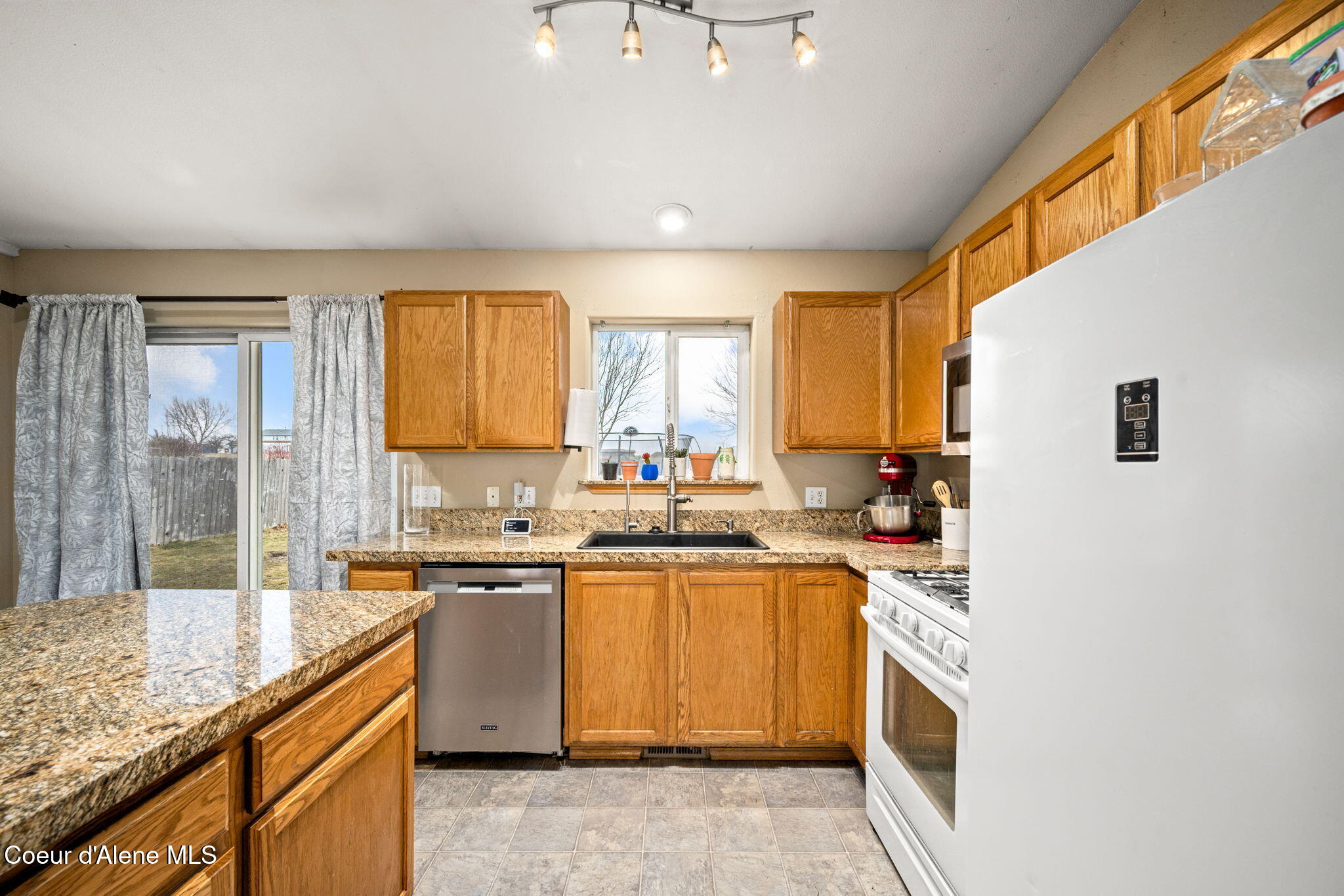11546 North Stinson Loop Hayden, ID 83835 - Photo 14 of 29 Kitchen with granite counters