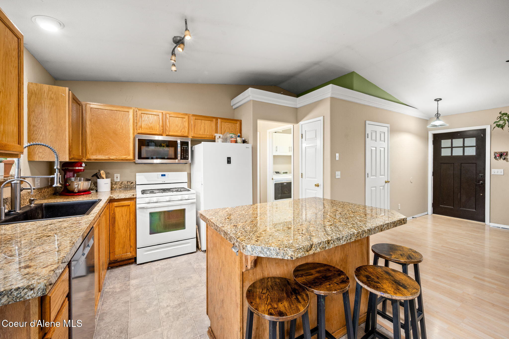 11546 North Stinson Loop Hayden, ID 83835 - Photo 16 of 29 Breakfast bar