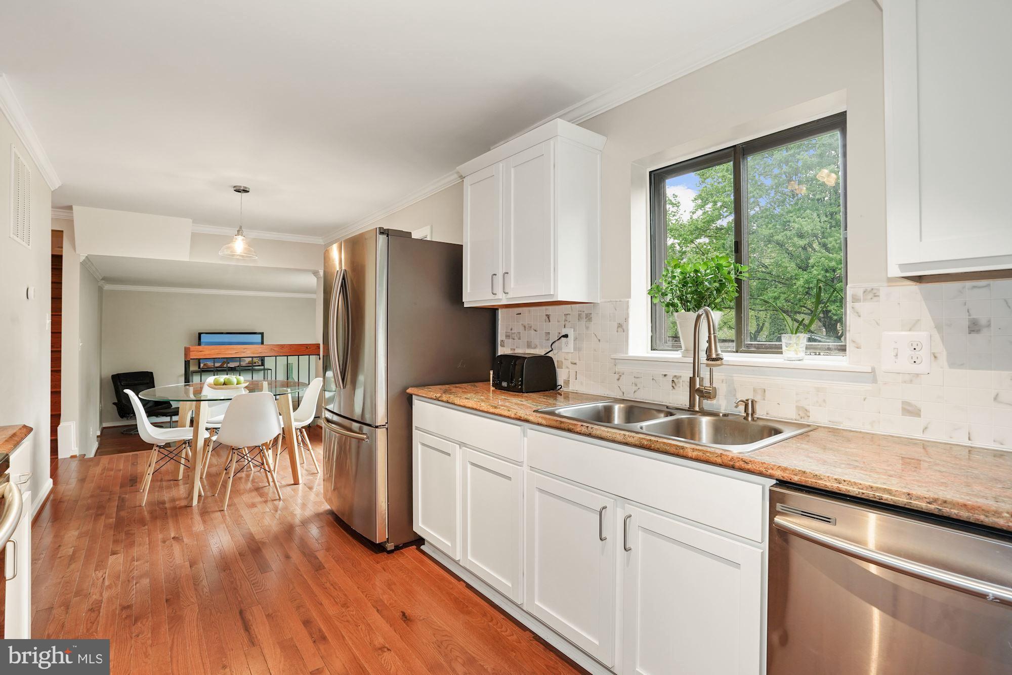 10805 Hunt Club Road Reston, VA 20190 - Photo 15 of 41 Newly renovated kitchen
