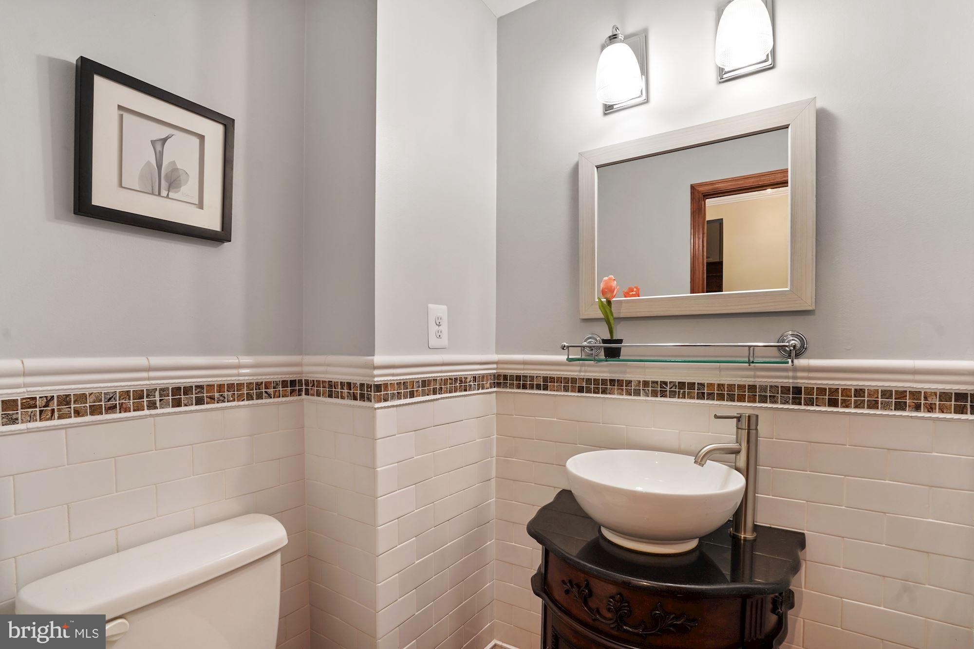 10805 Hunt Club Road Reston, VA 20190 - Photo 19 of 41 Powder room - main level
