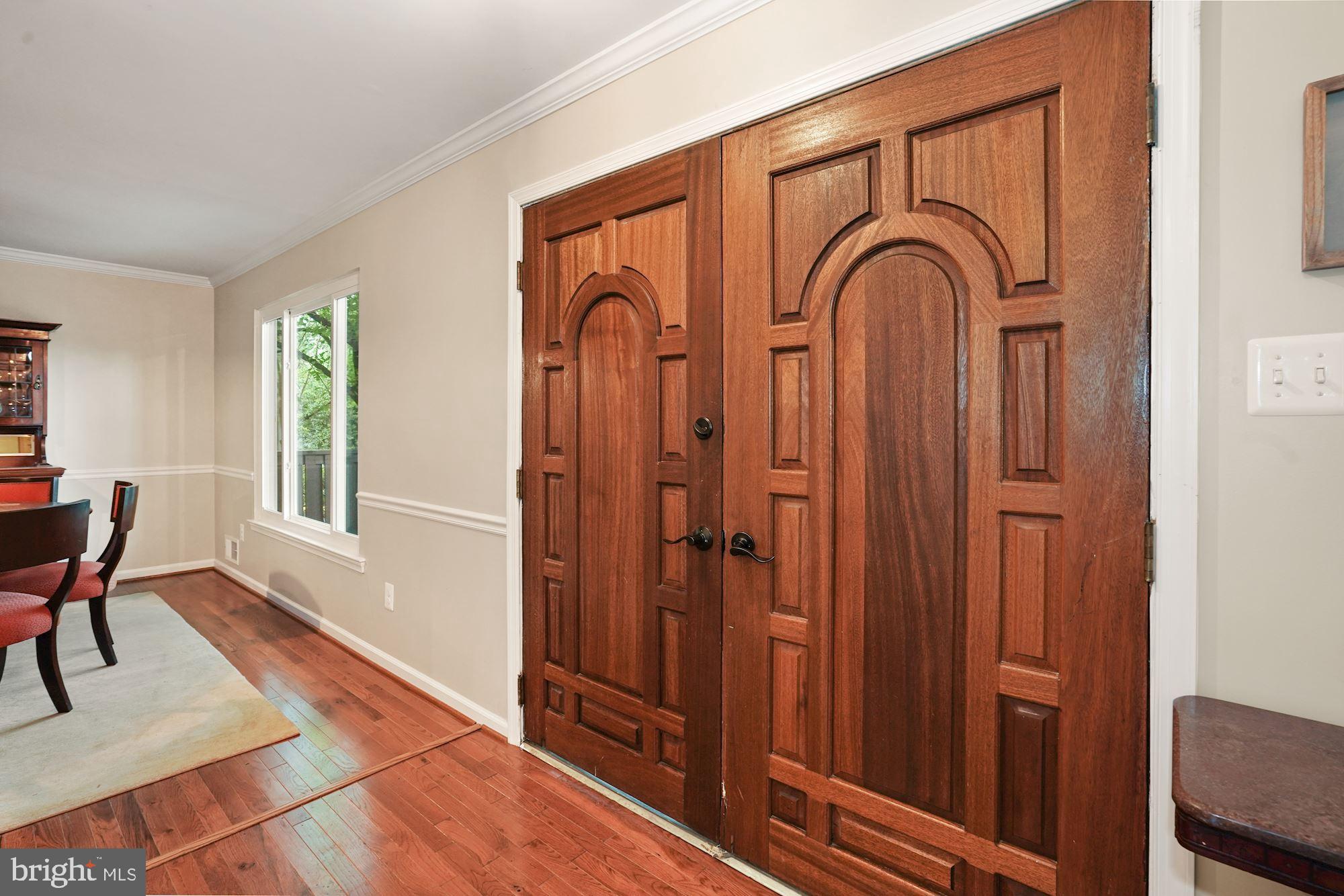 10805 Hunt Club Road Reston, VA 20190 - Photo 3 of 41 Entrance to the house/foyer