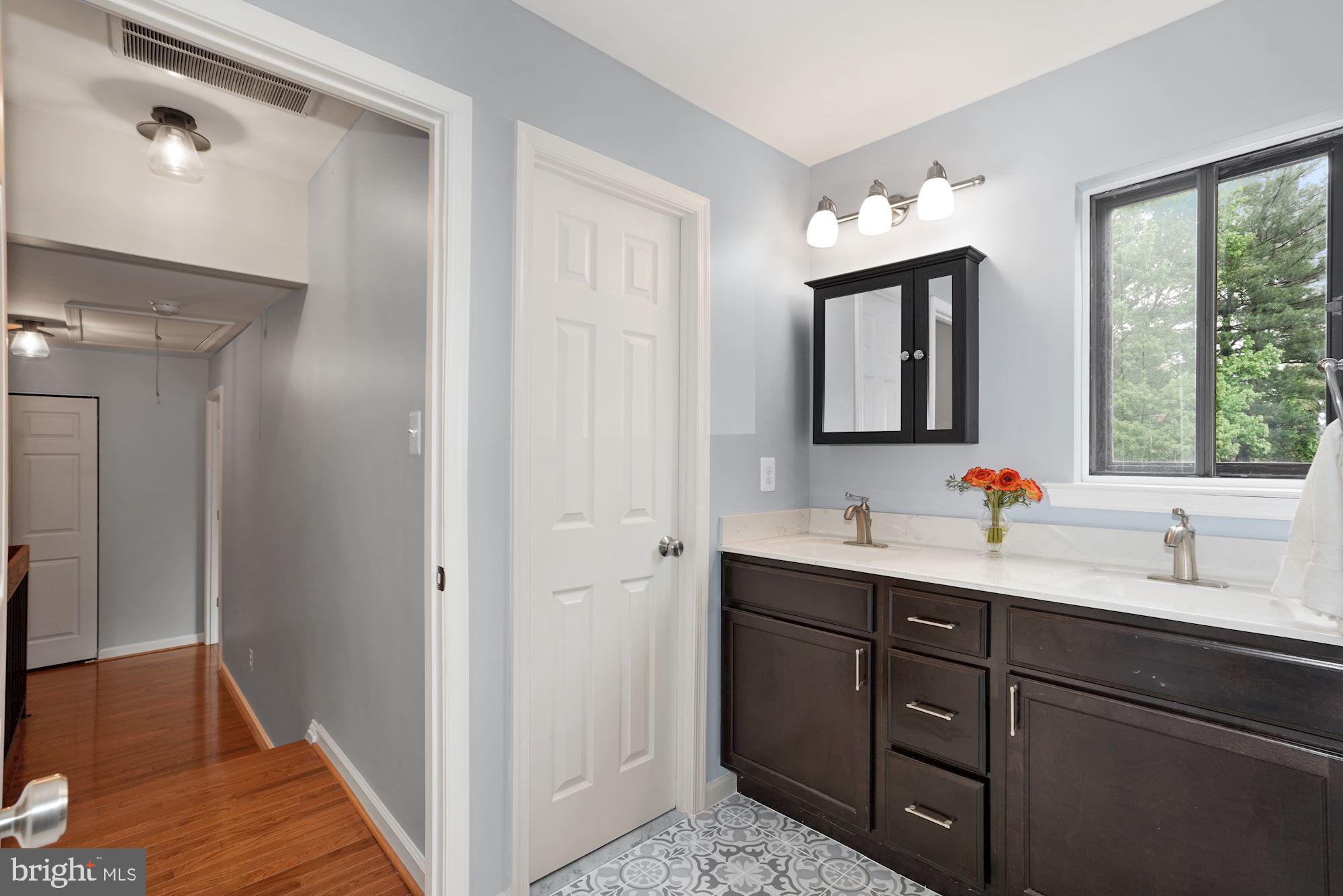 10805 Hunt Club Road Reston, VA 20190 - Photo 24 of 41 Master bath