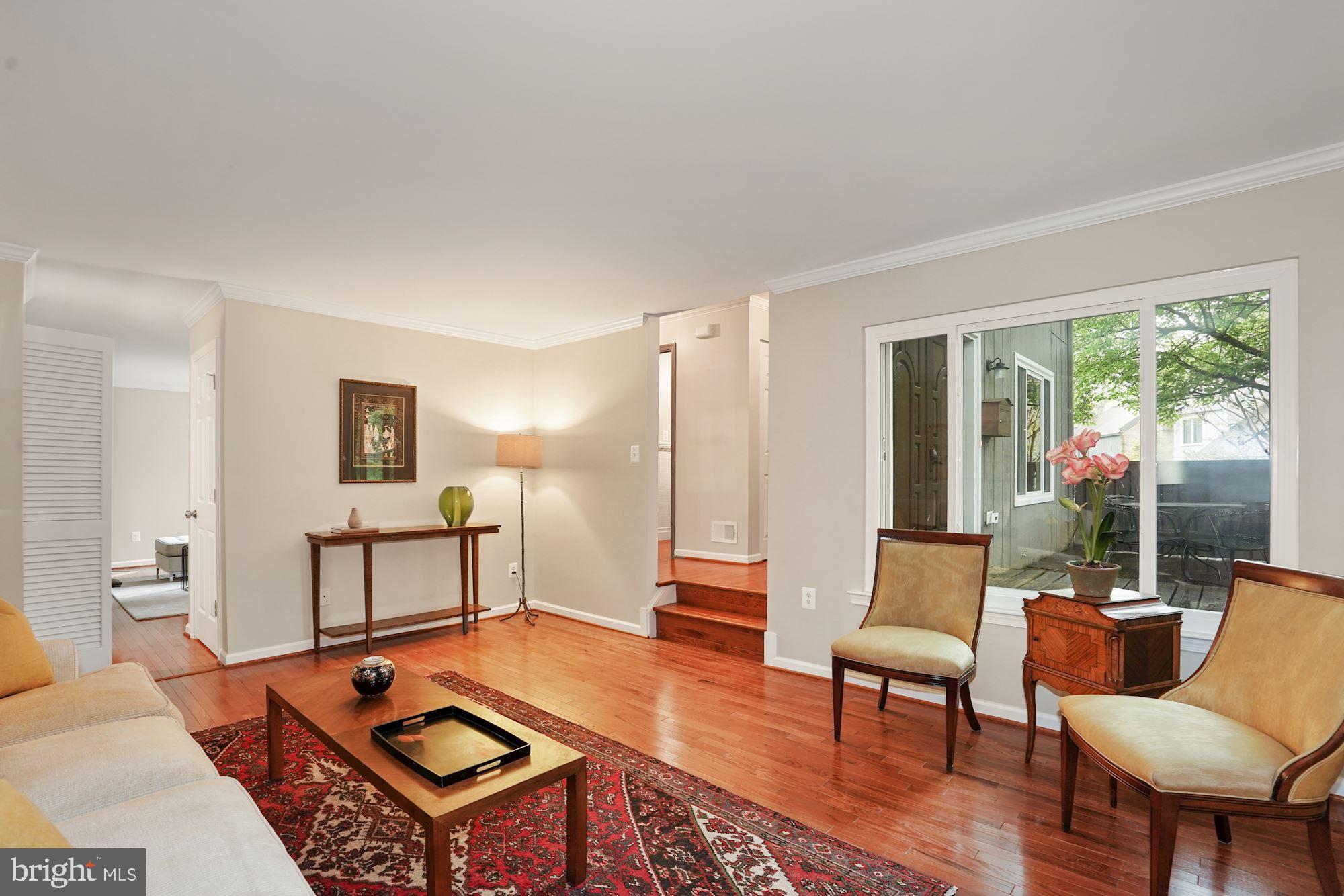 10805 Hunt Club Road Reston, VA 20190 - Photo 5 of 41 Living room