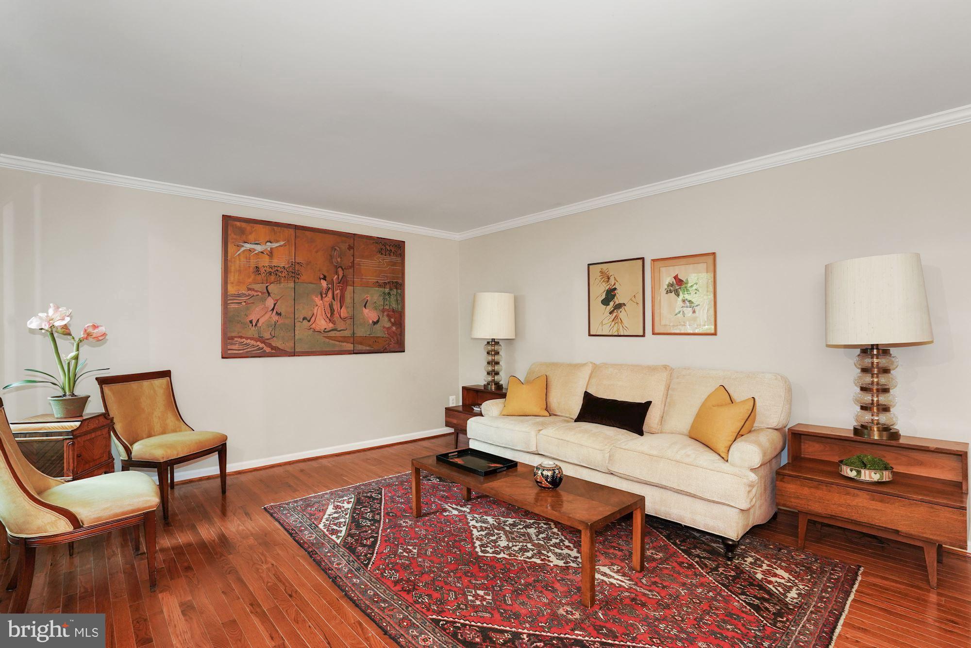 10805 Hunt Club Road Reston, VA 20190 - Photo 6 of 41 Living room