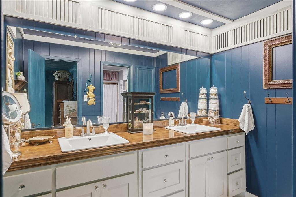 11571 Highway 19 Canton, TX 75103 - Photo 8 of 38 a bathroom with a sink and a mirror