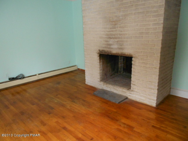 144 Traverse Road Dingmans Ferry, PA 18328 - Photo 3 of 9 Living Room