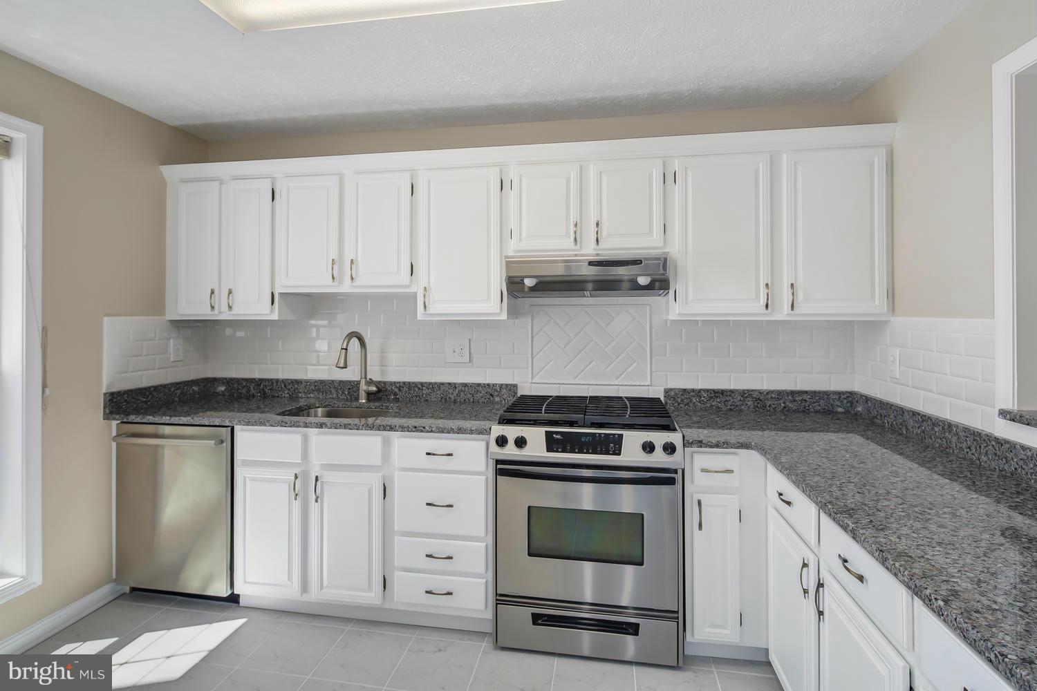 10062 Oakton Terrace Road, Unit 10062 Oakton, VA 22124 - Photo 1 of 24 Kitchen