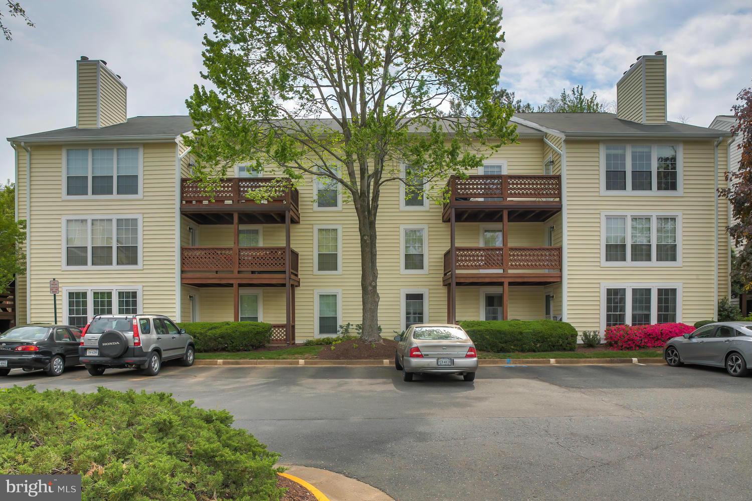 10062 Oakton Terrace Road, Unit 10062 Oakton, VA 22124 - Photo 2 of 24 Exterior (Front)