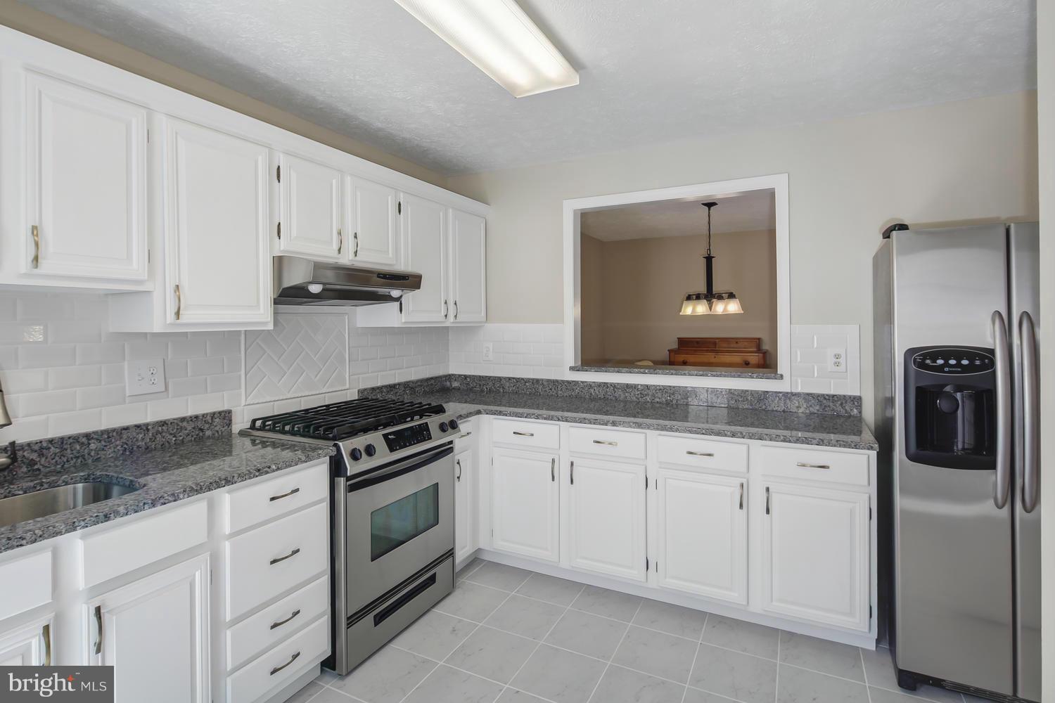 10062 Oakton Terrace Road, Unit 10062 Oakton, VA 22124 - Photo 12 of 24 Kitchen