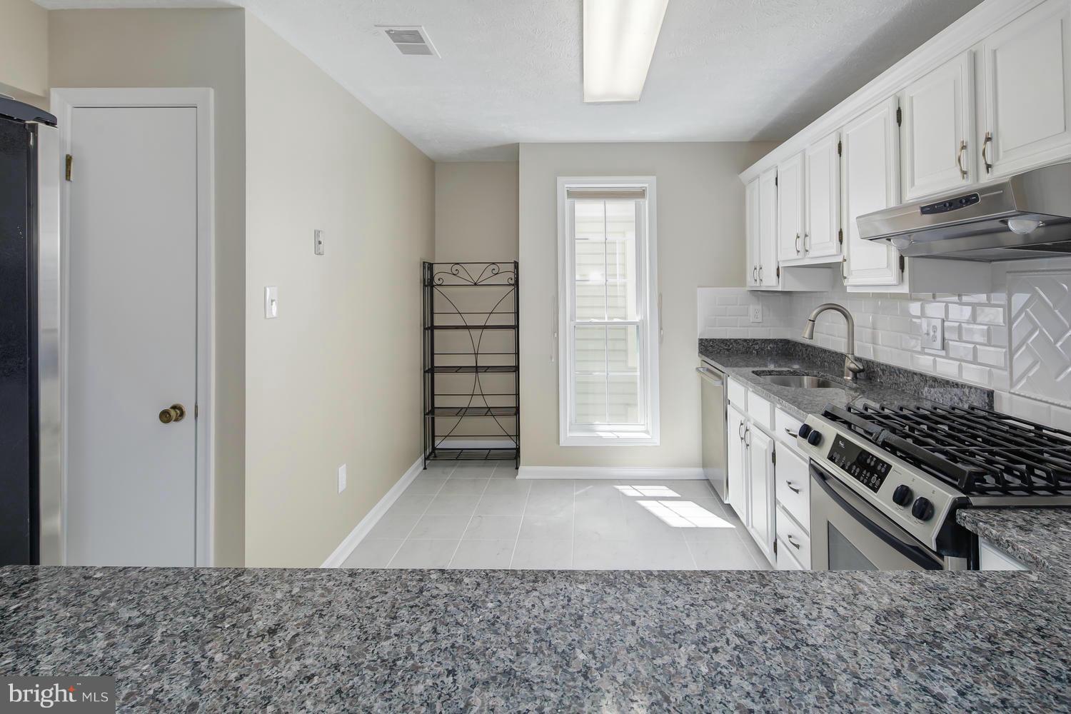 10062 Oakton Terrace Road, Unit 10062 Oakton, VA 22124 - Photo 13 of 24 Kitchen