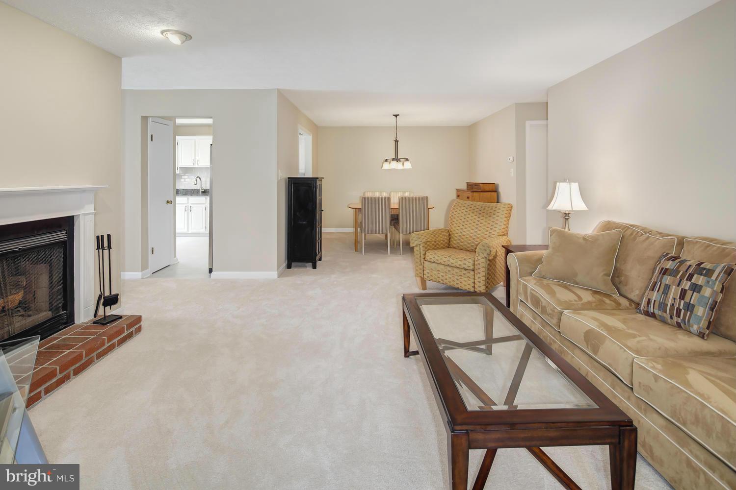 10062 Oakton Terrace Road, Unit 10062 Oakton, VA 22124 - Photo 4 of 24 Living Room