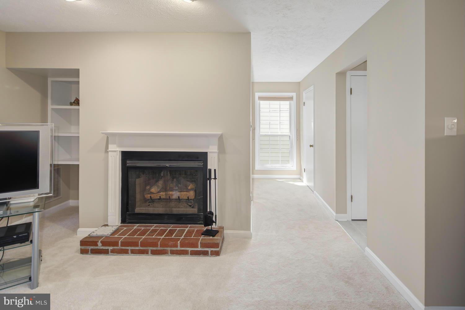 10062 Oakton Terrace Road, Unit 10062 Oakton, VA 22124 - Photo 5 of 24 Living Room