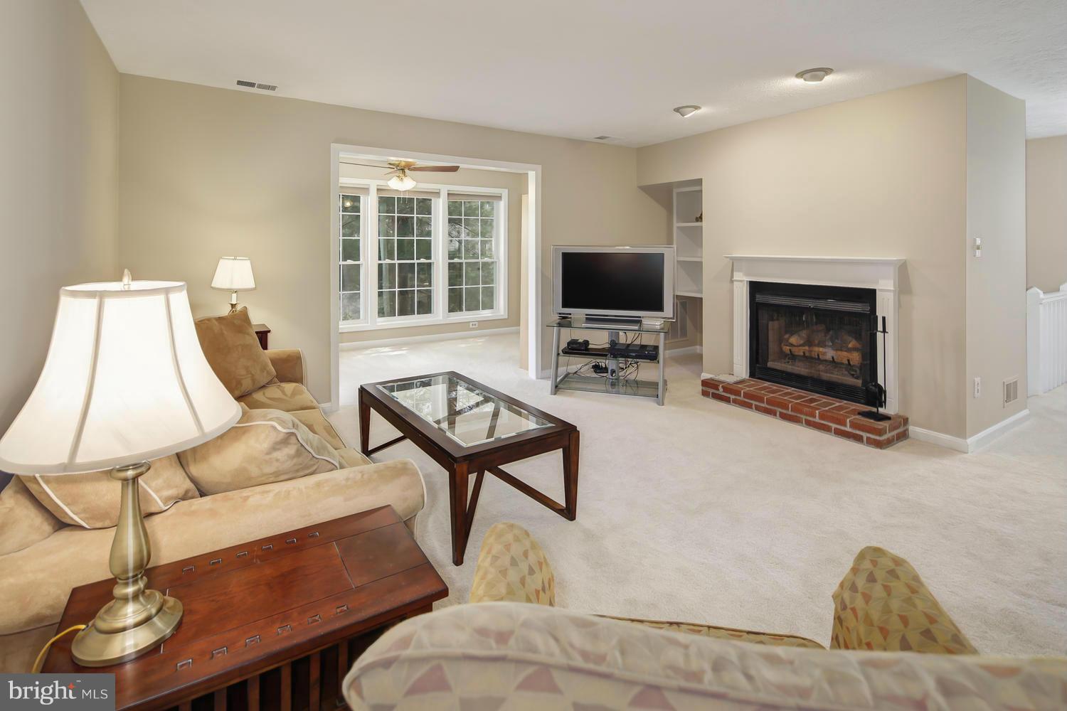 10062 Oakton Terrace Road, Unit 10062 Oakton, VA 22124 - Photo 6 of 24 Living Room