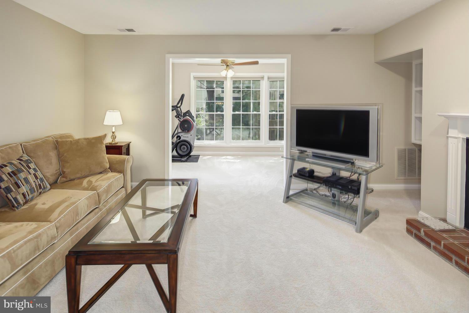 10062 Oakton Terrace Road, Unit 10062 Oakton, VA 22124 - Photo 7 of 24 Living Room