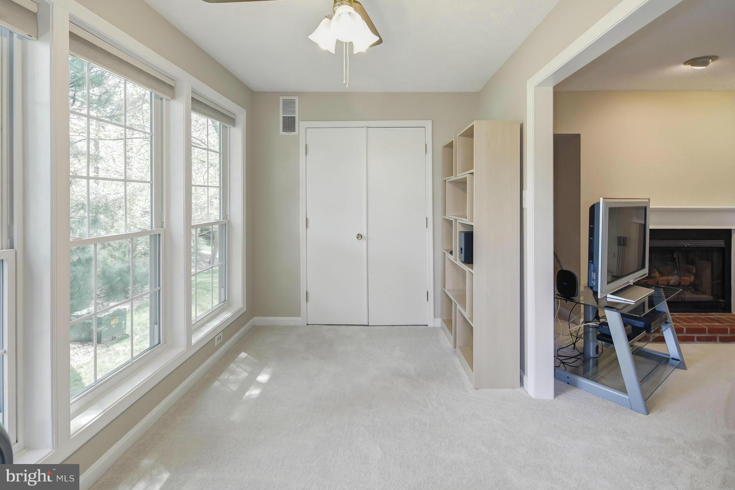 10062 Oakton Terrace Road, Unit 10062 Oakton, VA 22124 - Photo 9 of 24 Living Room